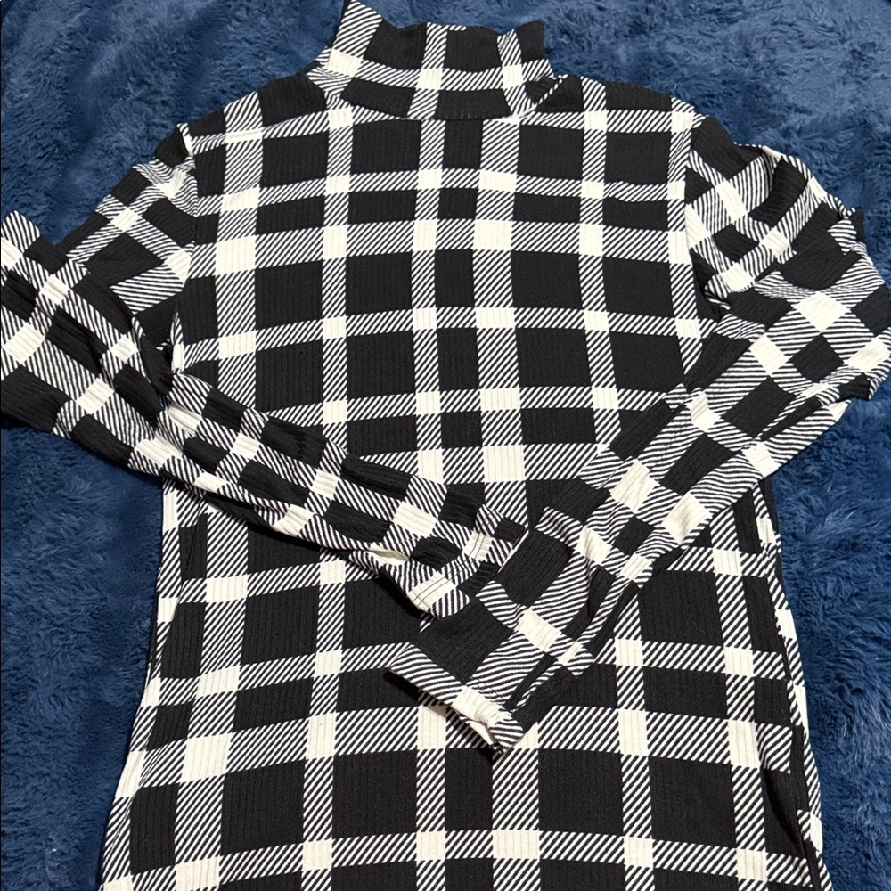 LuLaRoe Black and White Plaid Long Sleeve Top